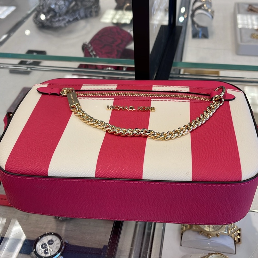 MICHAEL KORS
Jet Set Large EW Zip Chain XBody Saffiano Leathr Crossbody Bag
NWT - Picture 7 of 16